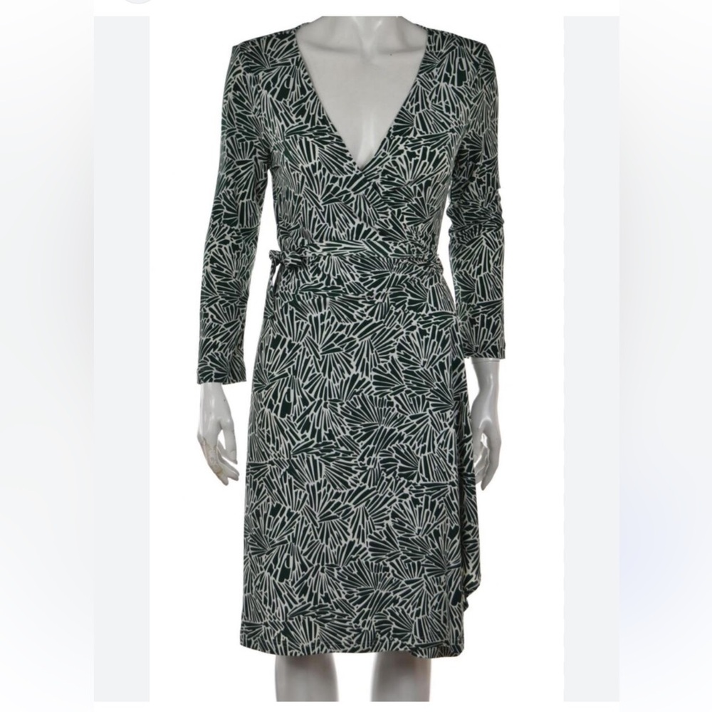 Bcbg max azaria women’s green/white wrap dress.